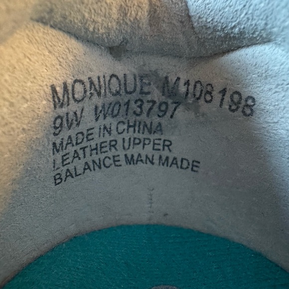 Munro Woman’s Blue Suede Lace Up Sneakers size 9W Flaw on Heel - Picture 7 of 10